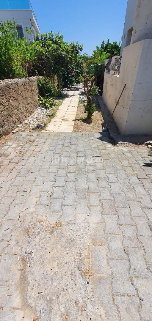 Girne Zeytinlik'te satılık 4+1 200m2 eşyalı villa, eşdeğer koçan, problemsiz.