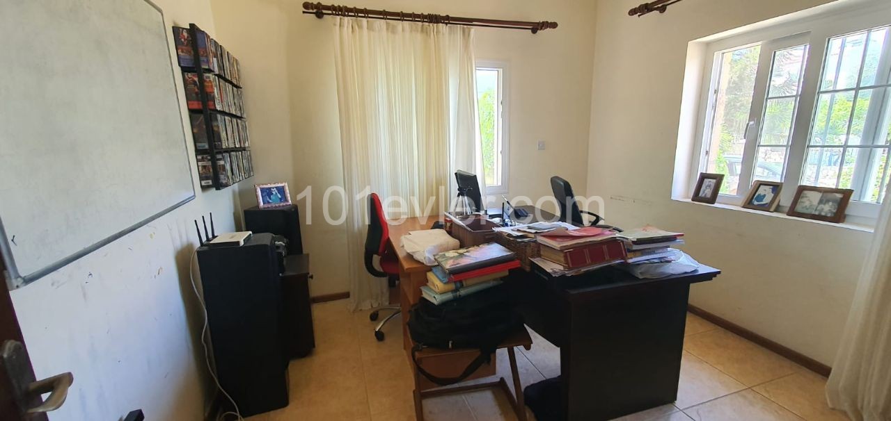 Girne Zeytinlik'te satılık 4+1 200m2 eşyalı villa, eşdeğer koçan, problemsiz.