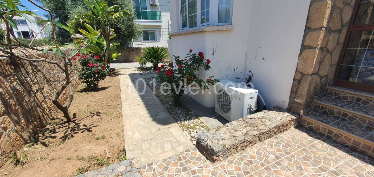 Girne Zeytinlik'te satılık 4+1 200m2 eşyalı villa, eşdeğer koçan, problemsiz.