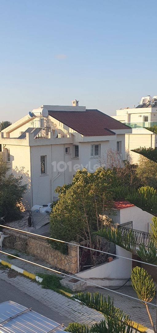 Girne Zeytinlik'te satılık 4+1 200m2 eşyalı villa, eşdeğer koçan, problemsiz.