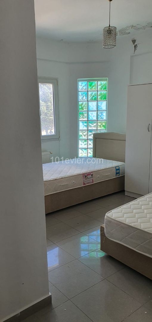 20 Temmuz Futbol Statyumu karşısı 15 odalı, 600m2 komple  kiralık bina 45.000 TL aylık kira bedelidir