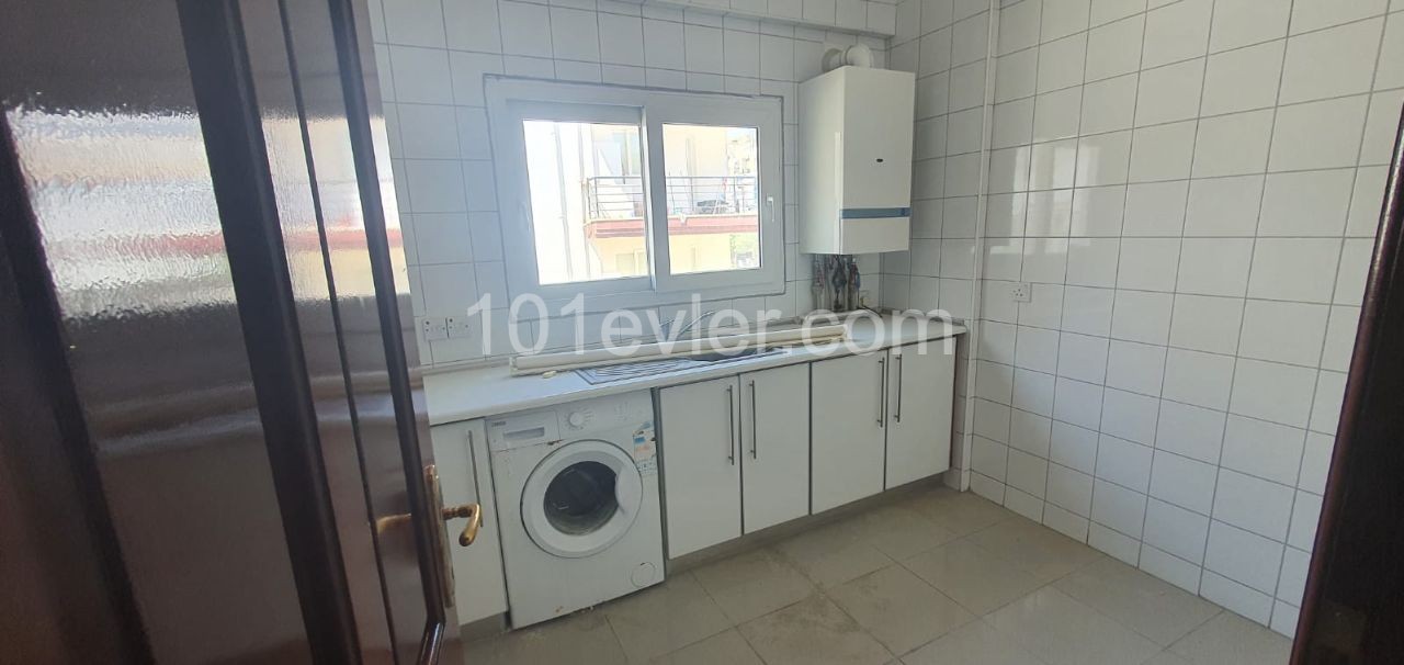 20 Temmuz Futbol Statyumu karşısı 15 odalı, 600m2 komple  kiralık bina 45.000 TL aylık kira bedelidir