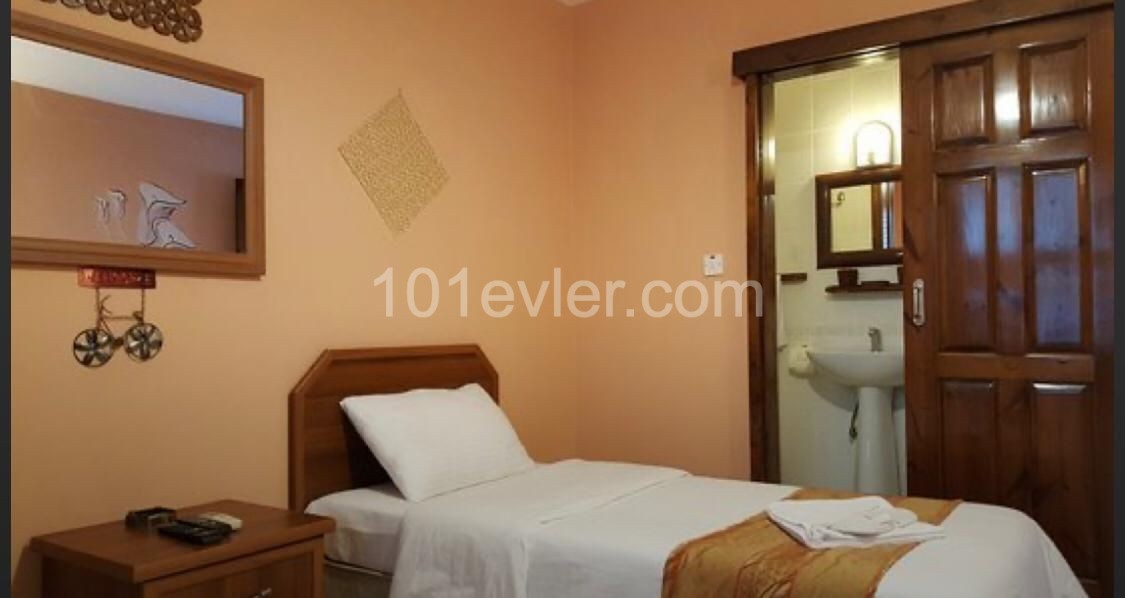 Girne Antik Limanda 15 odalı,full eşyalı,işletmeye hazır Butik Hotel. Satış 1000.000 GBP den 750.000 stg ye düştü..veya Aylık kiralık 3000 GBP  den de 1750 GBP düştü.. Hava parası yok.