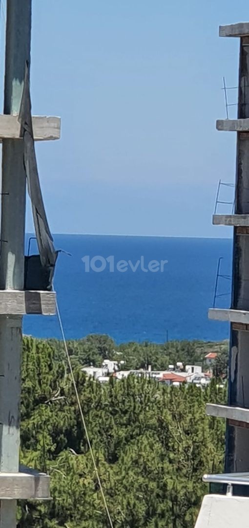 Girne Havuzlu güvenlikli sitede dağ deniz havuz manzaralı yüksek kat full eşyalı