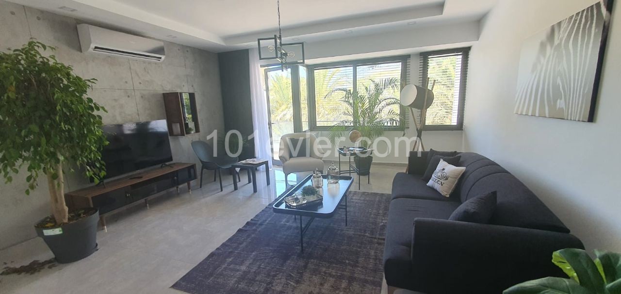 Kyrenia almost City center(3min drive distance,communal pool,2 car park privet garage. 200 m2 useage area.