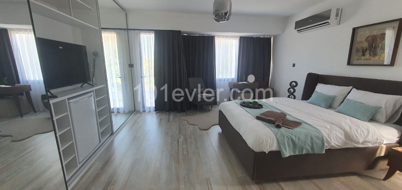 Kyrenia almost City center(3min drive distance,communal pool,2 car park privet garage. 200 m2 useage area.