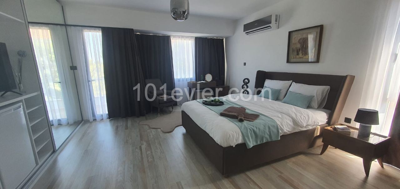 Kyrenia almost City center(3min drive distance,communal pool,2 car park privet garage. 200 m2 useage area.