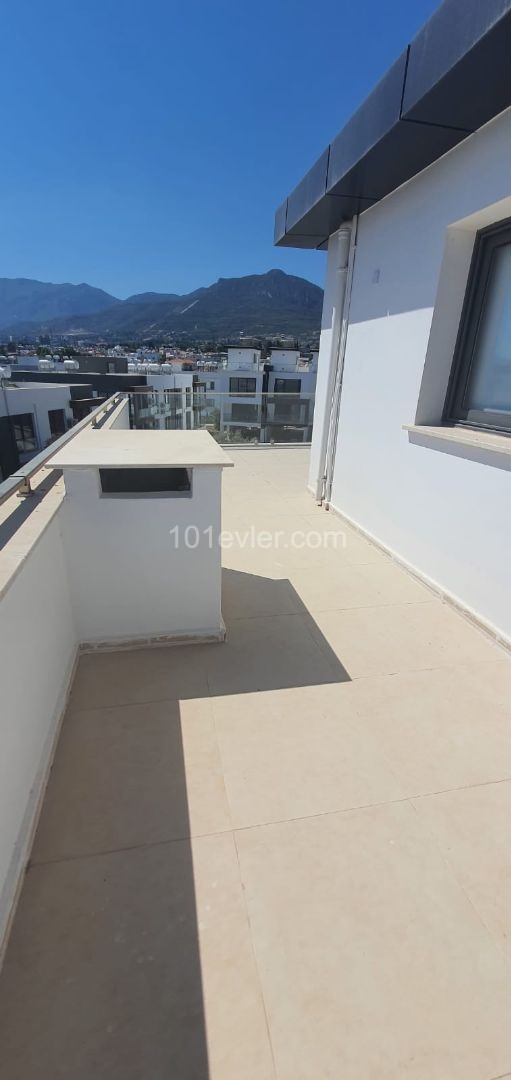 Kyrenia almost City center(3min drive distance,communal pool,2 car park privet garage. 200 m2 useage area.