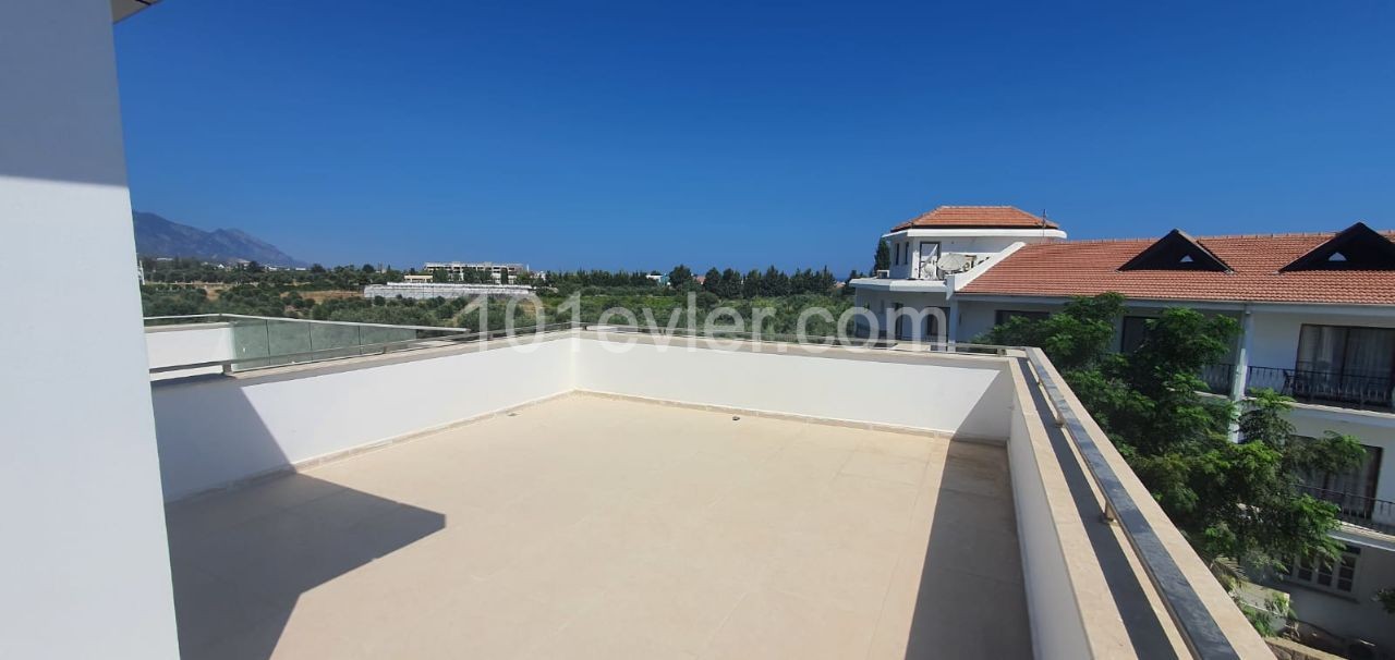 Kyrenia almost City center(3min drive distance,communal pool,2 car park privet garage. 200 m2 useage area.