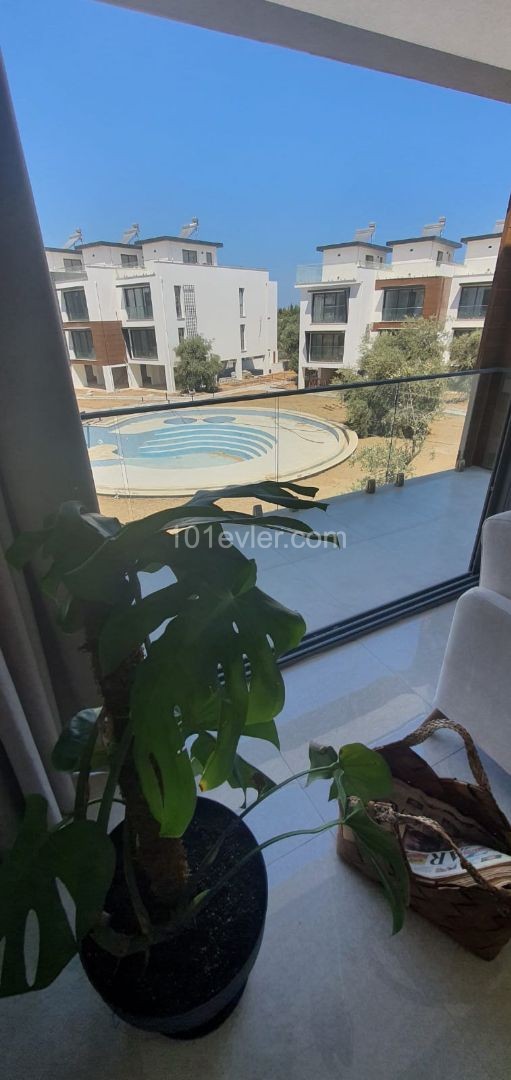 Girne Zeytinlik 3 min to drive center,91 m2 flats with a communal pool .