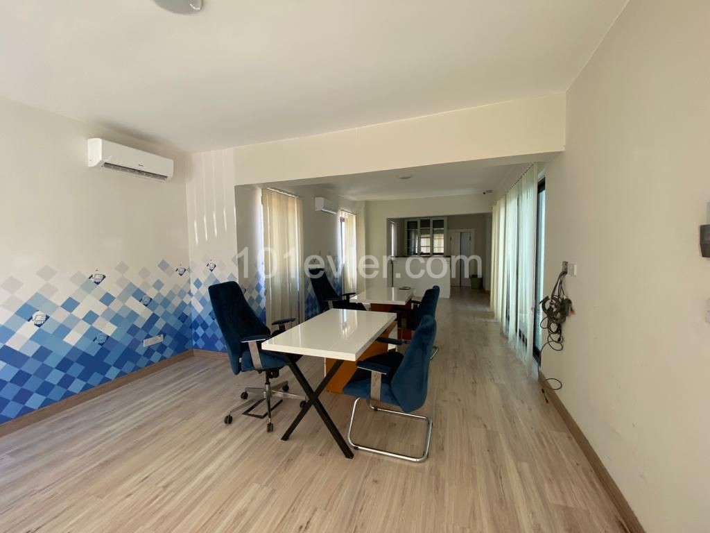 Girne işlek cadde üzerinde 250m2 eşyalı ofis.( veya 500m2 4500 stg)