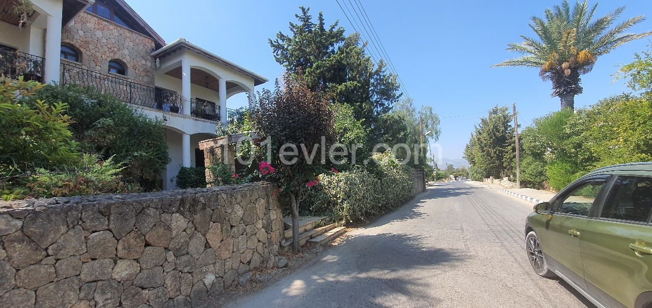 Kyrenia,Çatalköy...Near by Asil Nadir's Meantion House. 6 bedroom,2 dining room,2 kitchen...5x10 Pool, 2680 m2 garden...Sea and mauntain view...Exchange Tittle deeds on owners name.