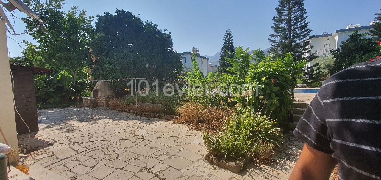 Kyrenia,Çatalköy...Near by Asil Nadir's Meantion House. 6 bedroom,2 dining room,2 kitchen...5x10 Pool, 2680 m2 garden...Sea and mauntain view...Exchange Tittle deeds on owners name.