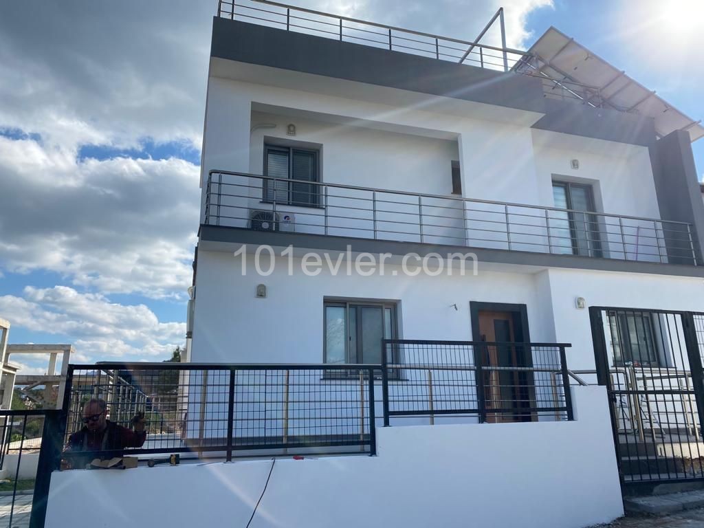 Kıbrıs Girne Çatalköy de lüks Villa. 3+1..... 120 m2 iç alan 90 m2 balcon, 240 m2 bahçe...50 bin stg değerinde daire araba iç8ne akınabilir.