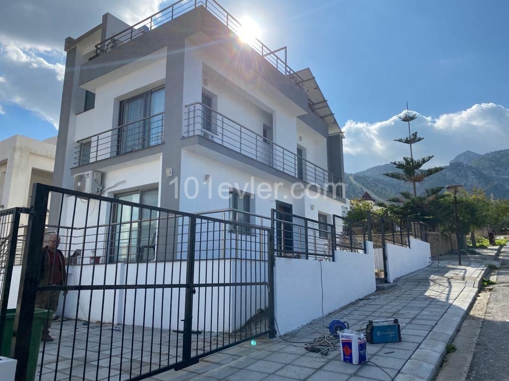 Kıbrıs Girne Çatalköy de lüks Villa. 3+1..... 120 m2 iç alan 90 m2 balcon, 240 m2 bahçe...50 bin stg değerinde daire araba iç8ne akınabilir.