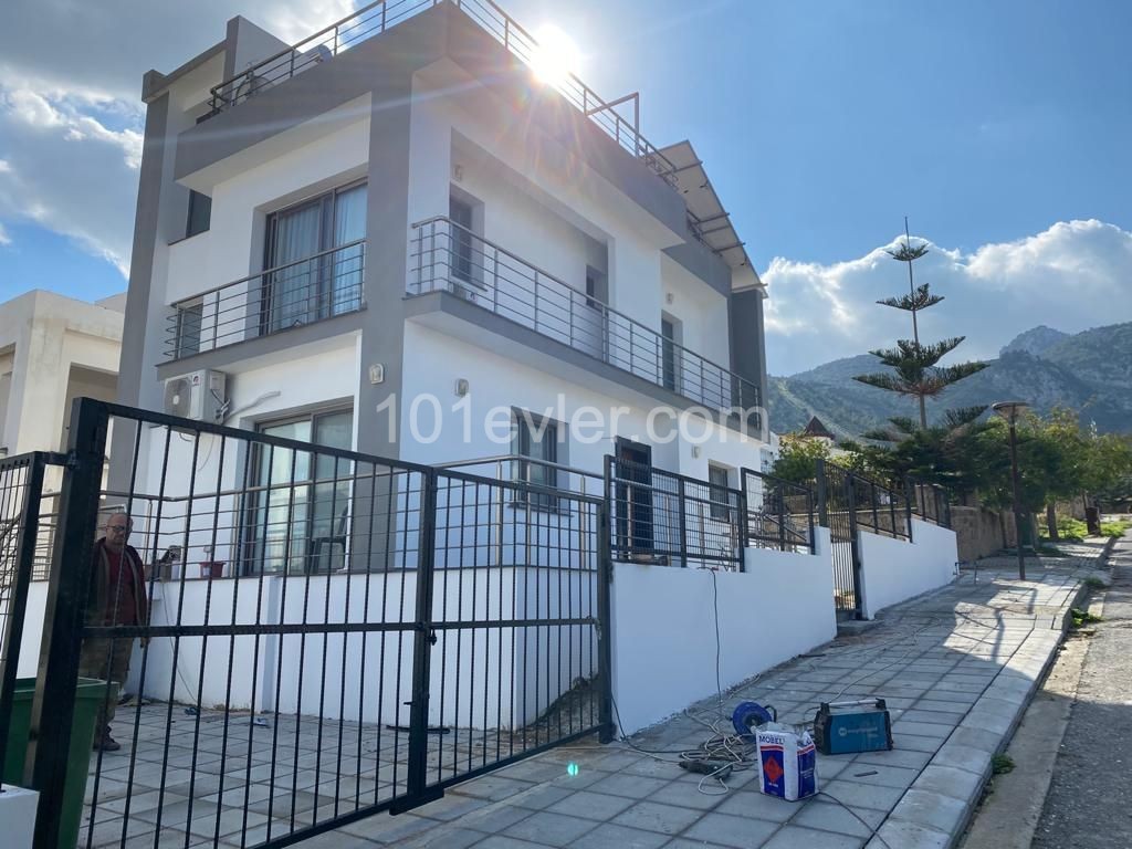 Kıbrıs Girne Çatalköy de lüks Villa. 3+1..... 120 m2 iç alan 90 m2 balcon, 240 m2 bahçe...50 bin stg değerinde daire araba iç8ne akınabilir.