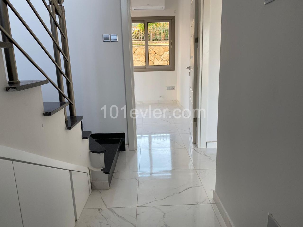 Kıbrıs Girne Çatalköy de lüks Villa. 3+1..... 120 m2 iç alan 90 m2 balcon, 240 m2 bahçe...50 bin stg değerinde daire araba iç8ne akınabilir.