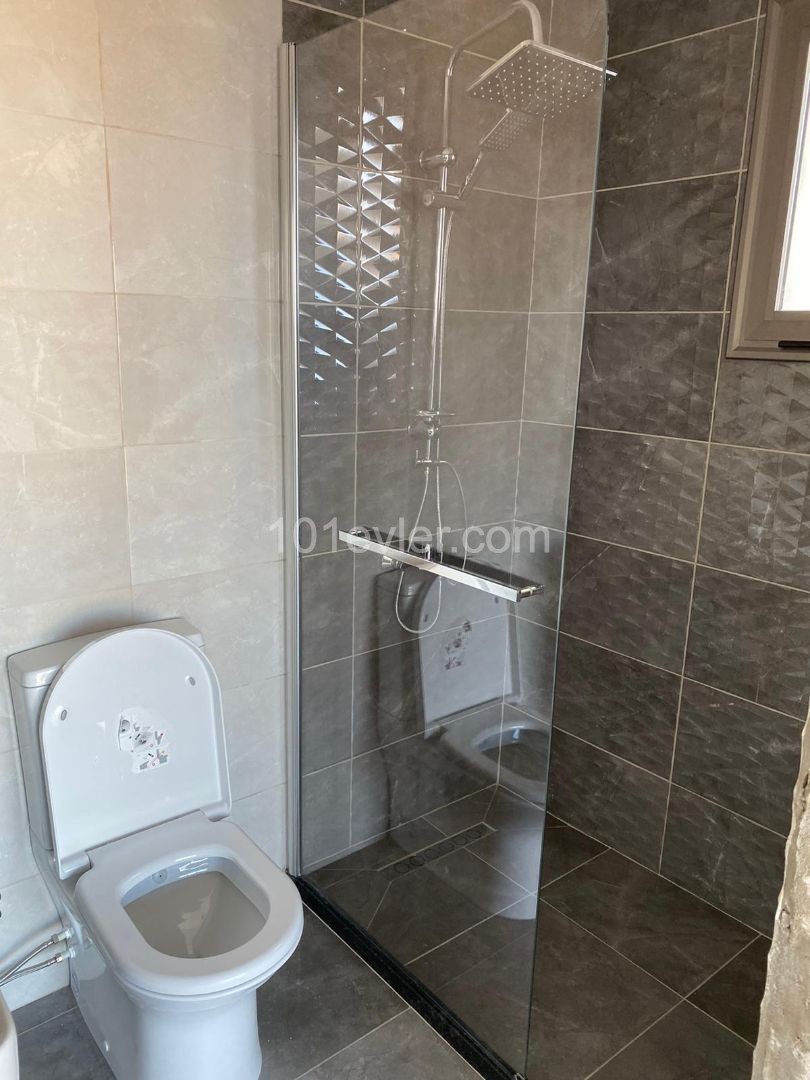 Kıbrıs Girne Çatalköy de lüks Villa. 3+1..... 120 m2 iç alan 90 m2 balcon, 240 m2 bahçe...50 bin stg değerinde daire araba iç8ne akınabilir.