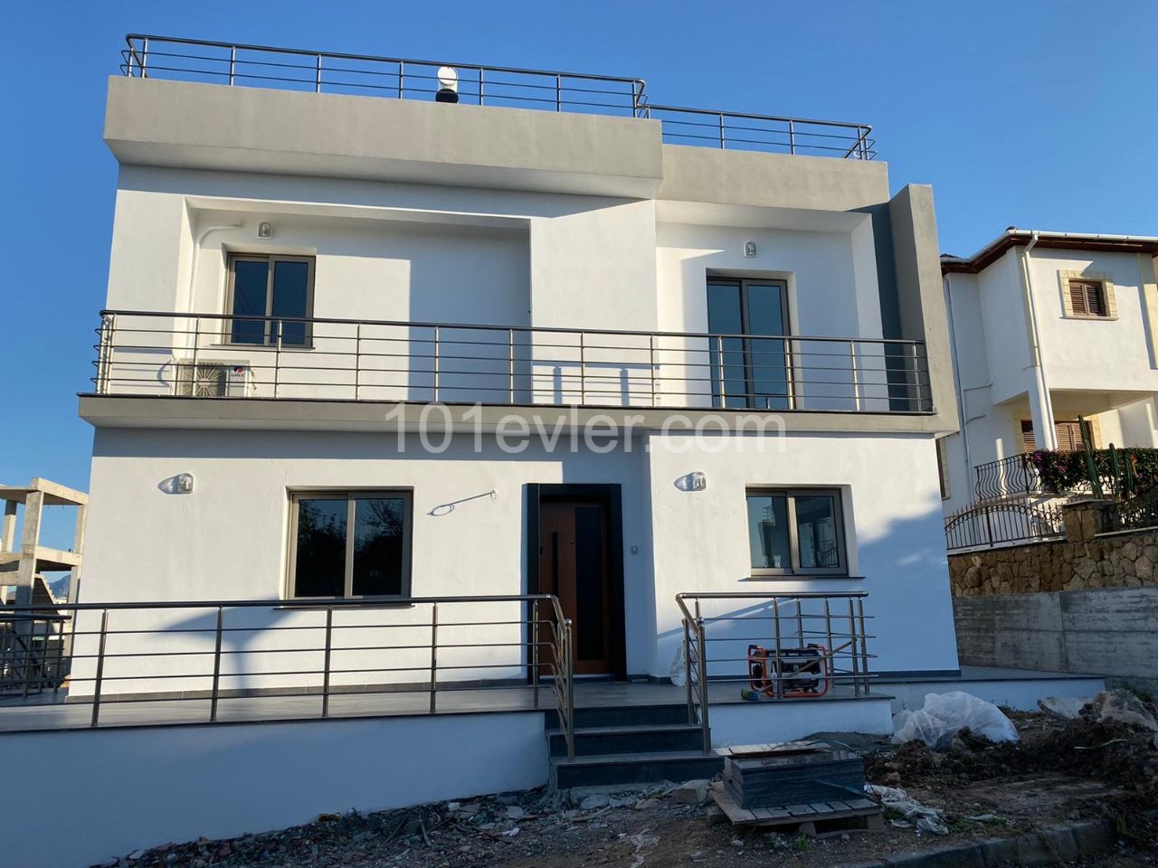 Kıbrıs Girne Çatalköy de lüks Villa. 3+1..... 120 m2 iç alan 90 m2 balcon, 240 m2 bahçe...50 bin stg değerinde daire araba iç8ne akınabilir.