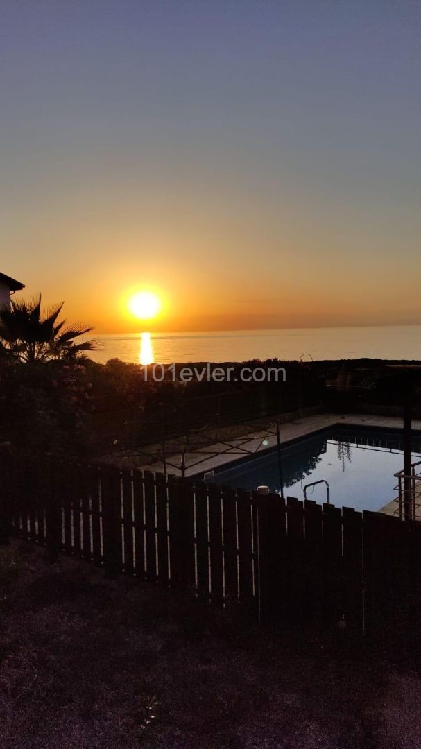 Esentepe Region Kyrenia, 4 + 1. 160 m2... Grundstück 650m2 4 llow8 mit privatem Pool.. Das Meer ist 300 Meter vom Supermarkt e 500 Meter vom Strand a 750 Meter entfernt.. Gleichwertige COB ** 