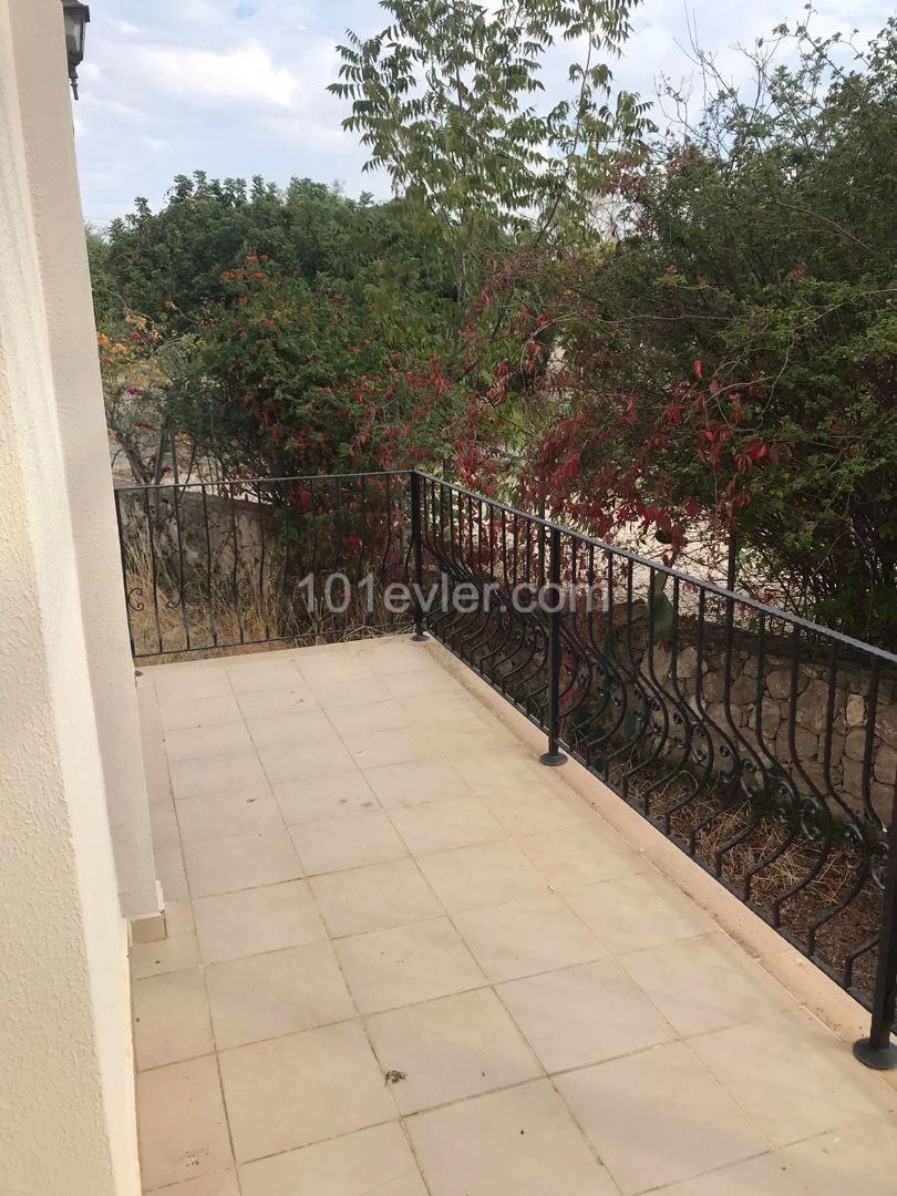 Cratos Hotel bölgesi 4+1 eşyasız villa veya eşyalı 750 stg