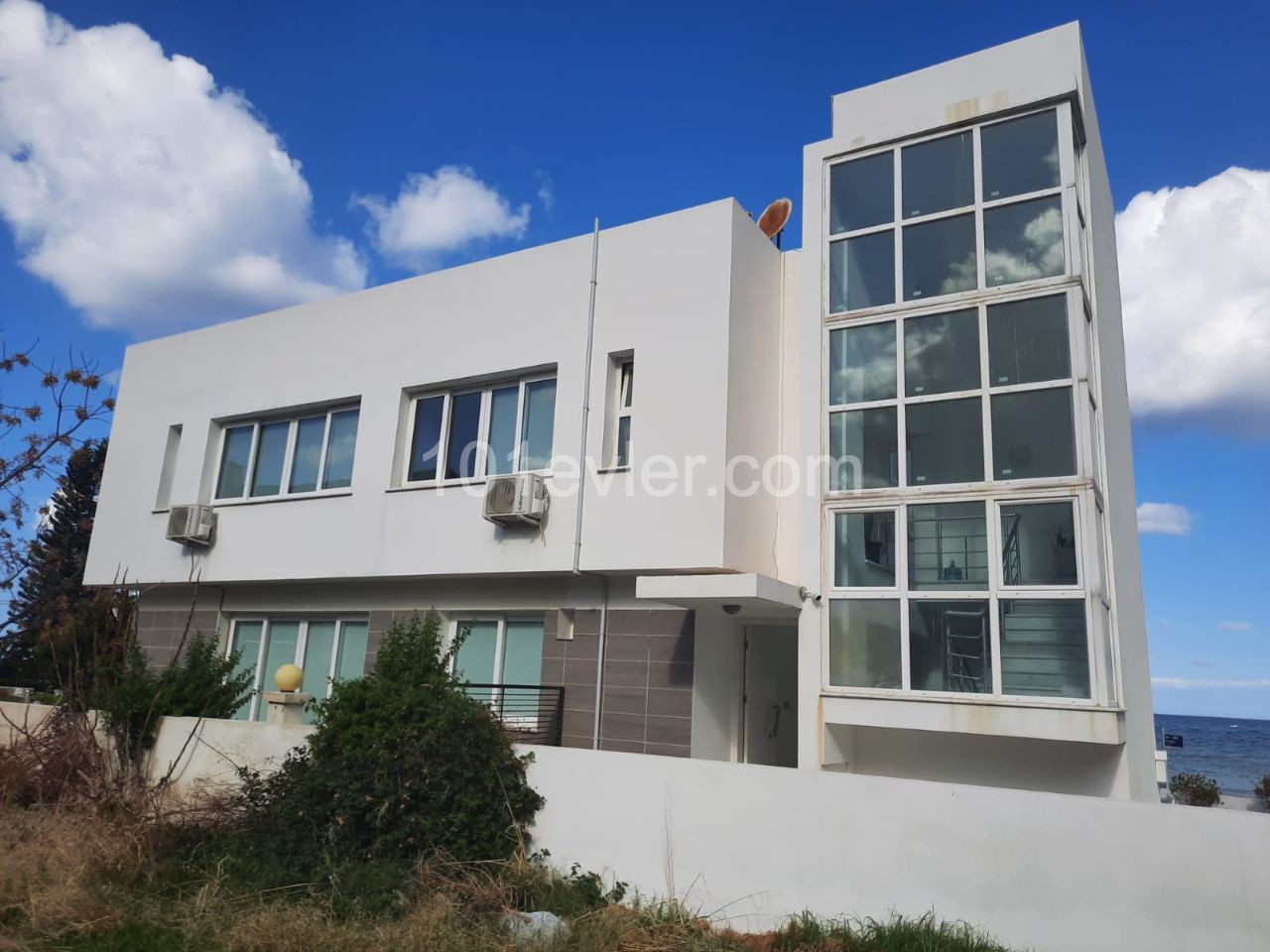 Sefront 2 bedroom 170 m2 property for rent...fully furnished