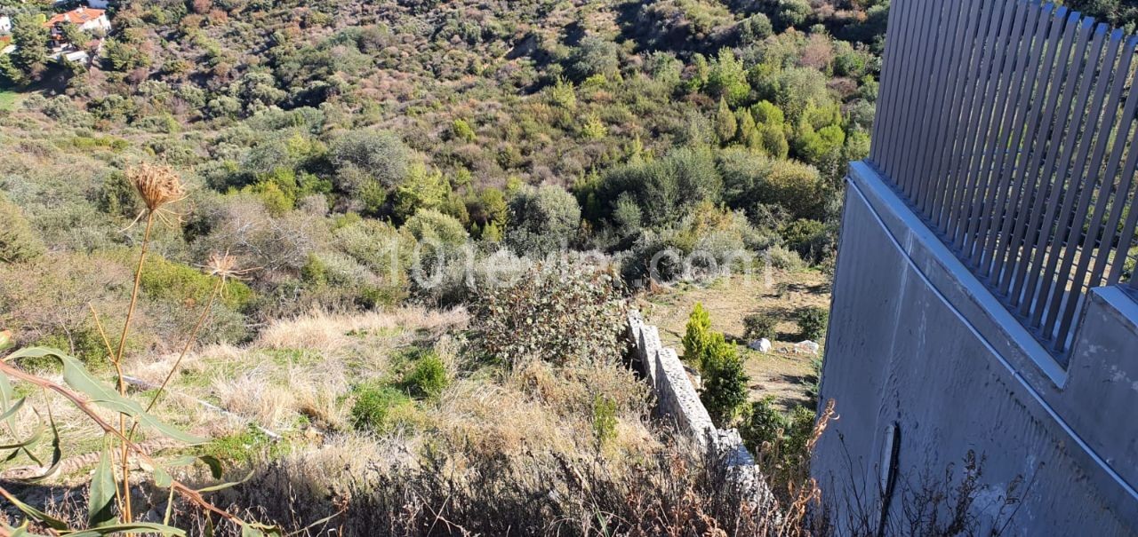 Bellapais Çiçek Mahallesi süper dağ deniz manzaralı arsa 1 dönüm 1 evlek. 