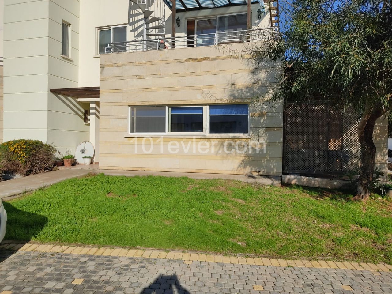 Garden floor 3+1 deed ready flat in Girne Esentepe Turtle Bay site. Equivalent title deed. ** 