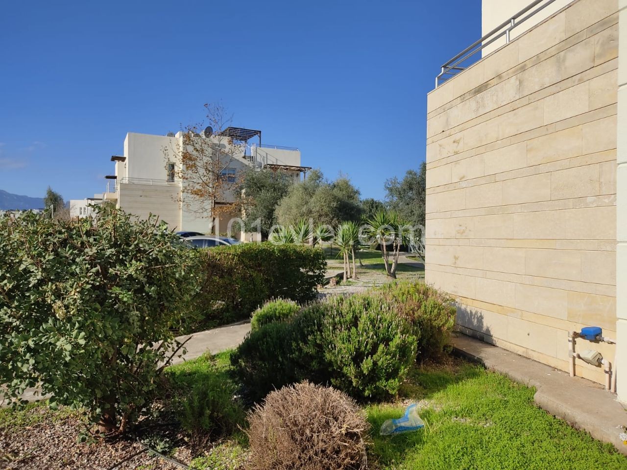 Garden floor 3+1 deed ready flat in Girne Esentepe Turtle Bay site. Equivalent title deed. ** 