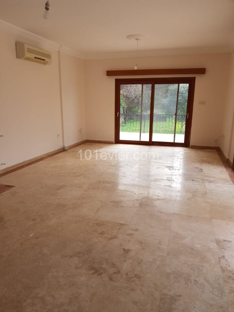 Girne Çatalköy'de 850m2 bahçe ve özel havuzlu müstajil villa.Eşyasız.Eşyalı olarak 2000 GBP verilecektir...