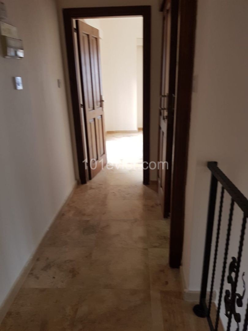 Girne Çatalköy'de 850m2 bahçe ve özel havuzlu müstajil villa.Eşyasız.Eşyalı olarak 2000 GBP verilecektir...