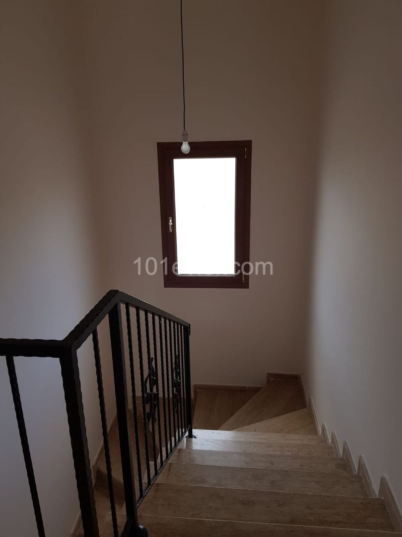 Girne Çatalköy'de 850m2 bahçe ve özel havuzlu müstajil villa.Eşyasız.Eşyalı olarak 2000 GBP verilecektir...