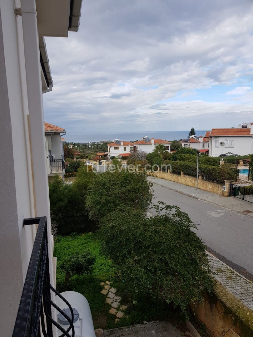 Girne Çatalköy'de 850m2 bahçe ve özel havuzlu müstajil villa.Eşyasız.Eşyalı olarak 2000 GBP verilecektir...