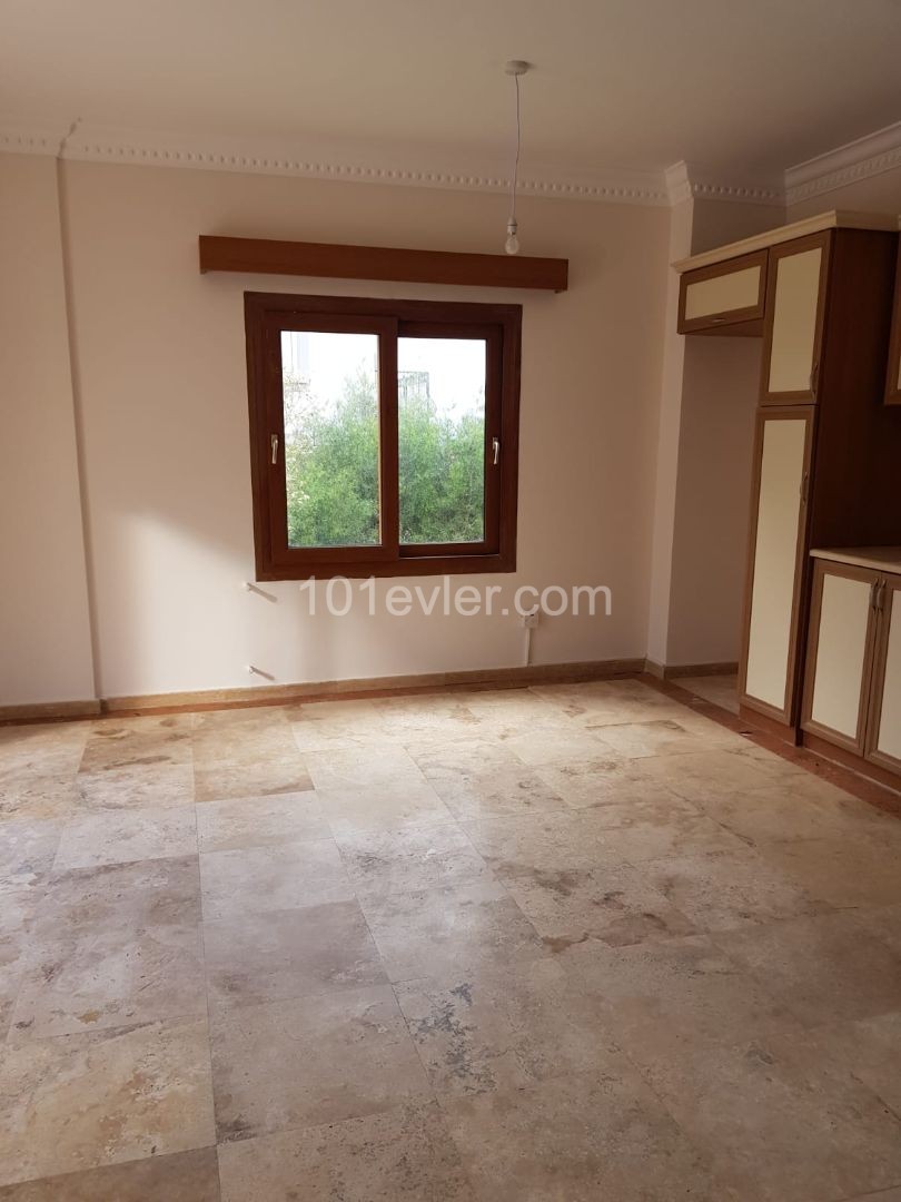 Girne Çatalköy'de 850m2 bahçe ve özel havuzlu müstajil villa.Eşyasız.Eşyalı olarak 2000 GBP verilecektir...