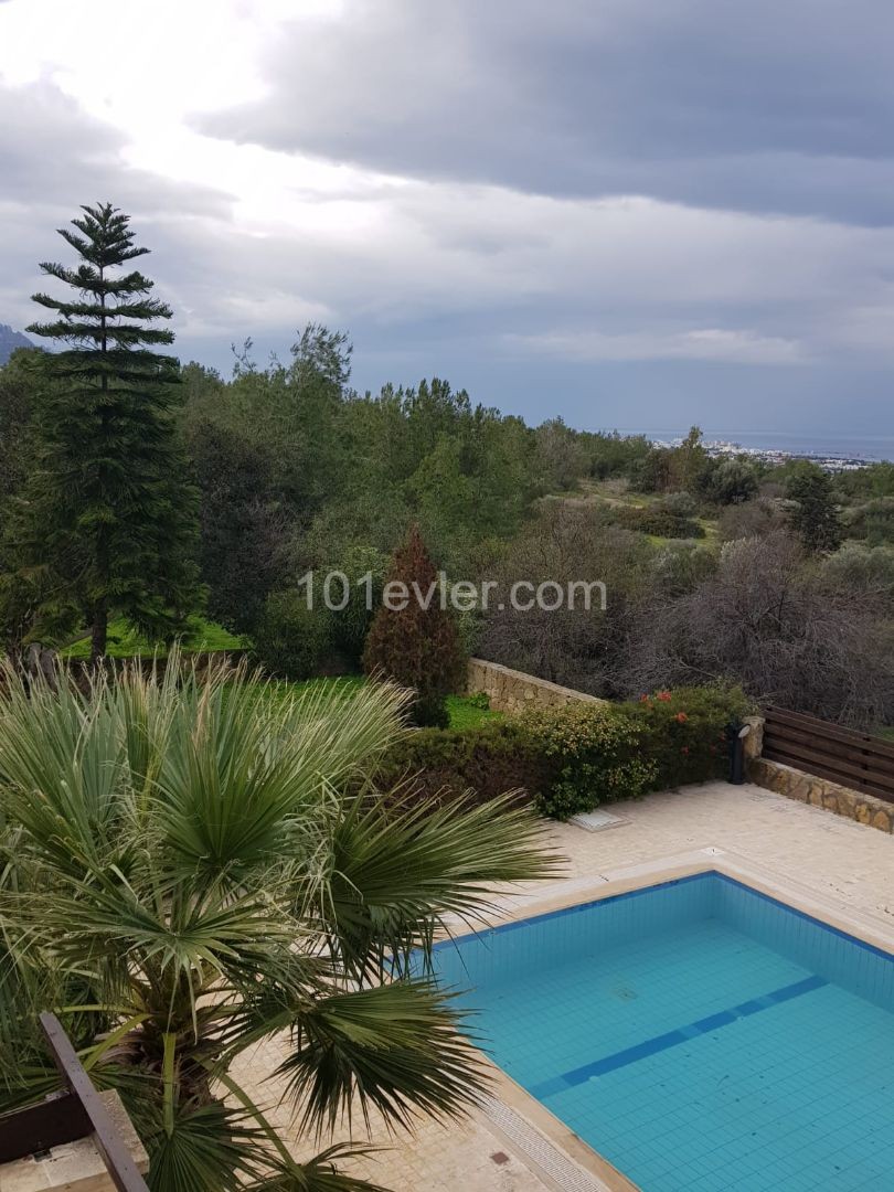 Girne Çatalköy'de 850m2 bahçe ve özel havuzlu müstajil villa.Eşyasız.Eşyalı olarak 2000 GBP verilecektir...