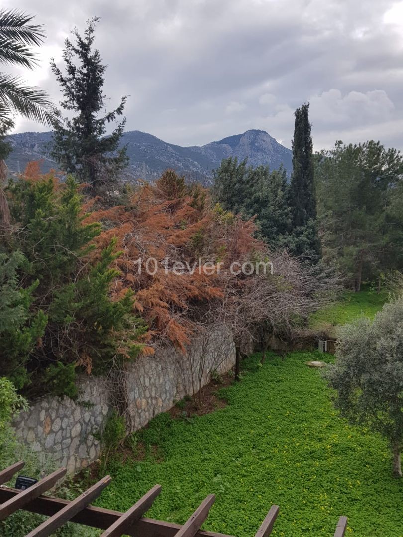 Girne Çatalköy'de 850m2 bahçe ve özel havuzlu müstajil villa.Eşyasız.Eşyalı olarak 2000 GBP verilecektir...