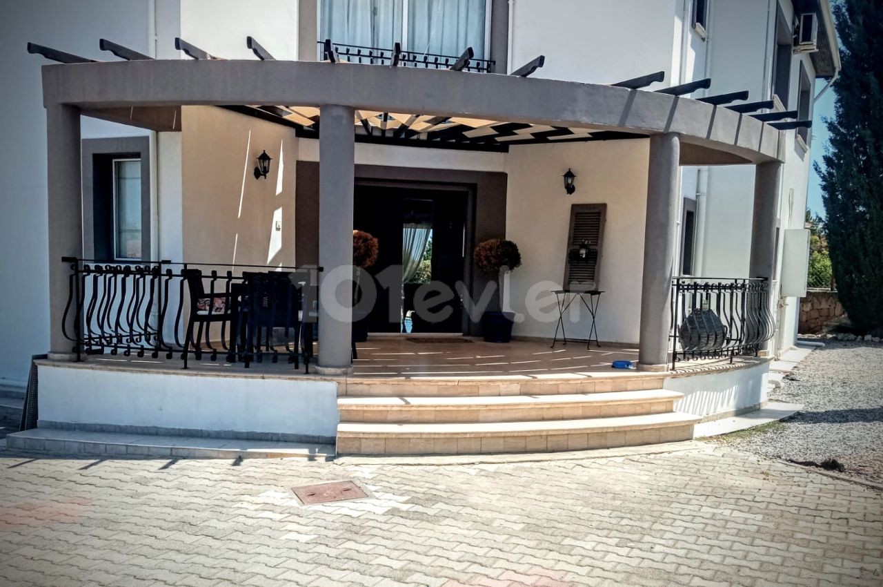 Alsancak Kyrenia, Bergseite, 4 + 1 alle Betten IDAS on suut Villa mit Pool in 750 m2. ** 