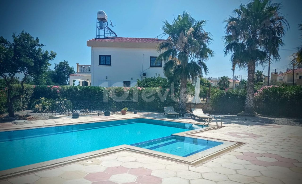 Alsancak Kyrenia, mountain side, 4 + 1 all bedrooms are in an esteemed villa with a pool of ten suites within 750 m2. ** 