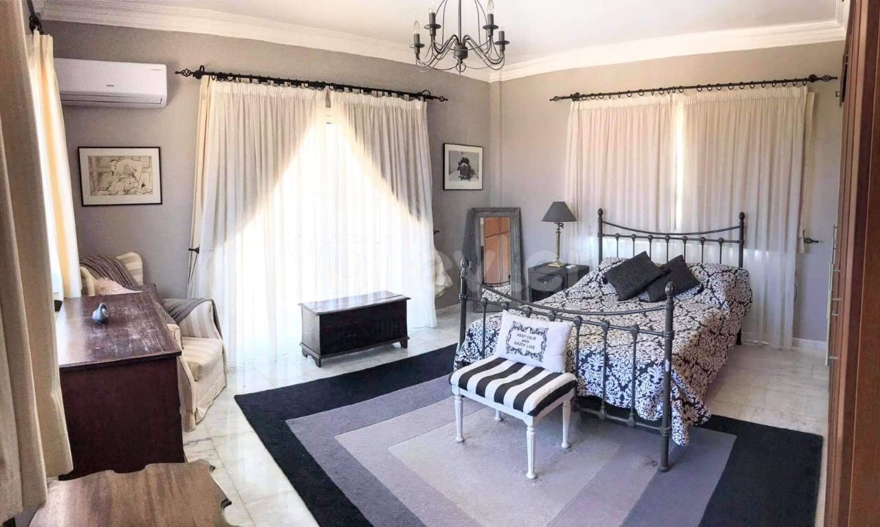 Alsancak Kyrenia, mountain side, 4 + 1 all bedrooms are in an esteemed villa with a pool of ten suites within 750 m2. ** 