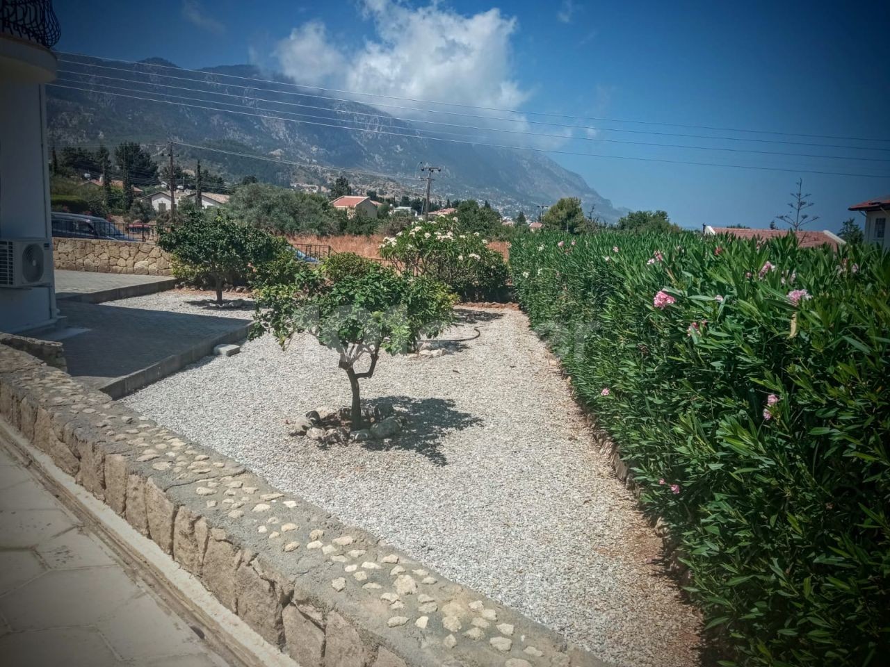 Alsancak Kyrenia, mountain side, 4 + 1 all bedrooms are in an esteemed villa with a pool of ten suites within 750 m2. ** 