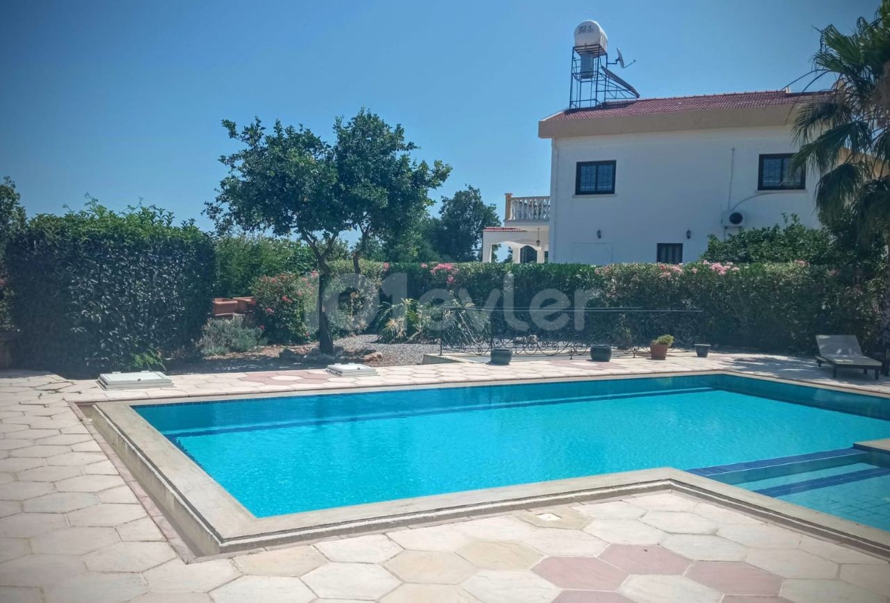 Alsancak Kyrenia, Bergseite, 4 + 1 alle Betten IDAS on suut Villa mit Pool in 750 m2. ** 