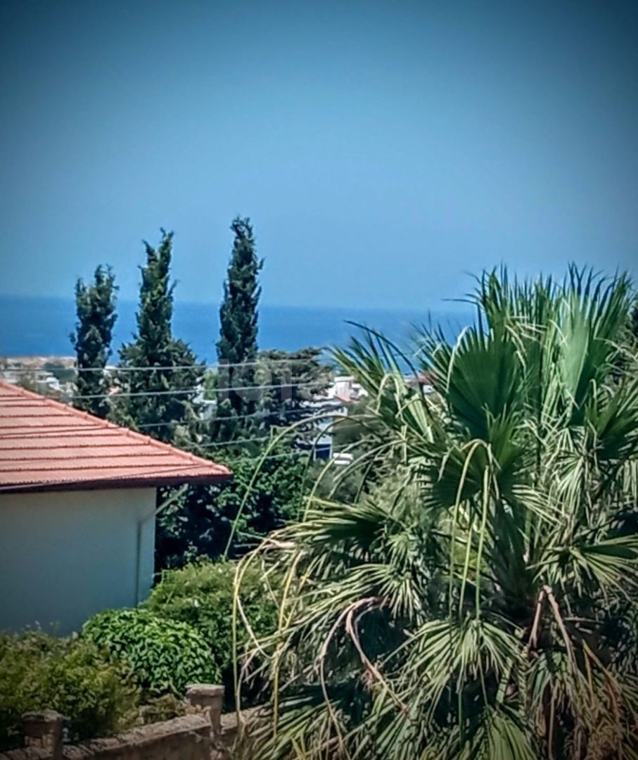 Alsancak Kyrenia, mountain side, 4 + 1 all bedrooms are in an esteemed villa with a pool of ten suites within 750 m2. ** 