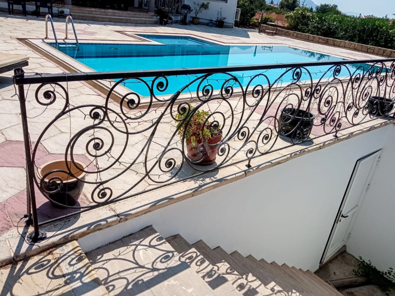 Alsancak Kyrenia, mountain side, 4 + 1 all bedrooms are in an esteemed villa with a pool of ten suites within 750 m2. ** 