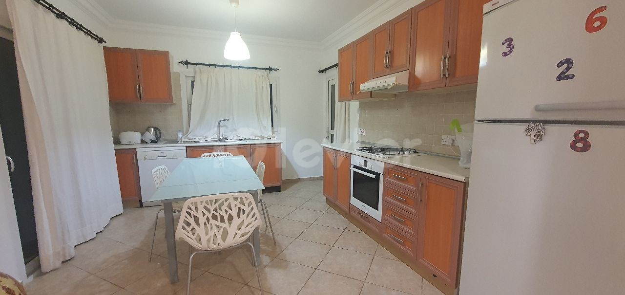 Ferienhaus zur kurzfristigen Vermietung täglich wöchentlich oder monatlich auf dem Gelände mit Pool in Kyrenia Edremitte..1 Tag 100stg ,2 Tage 85stg ,3 Tage 75stg, ** 