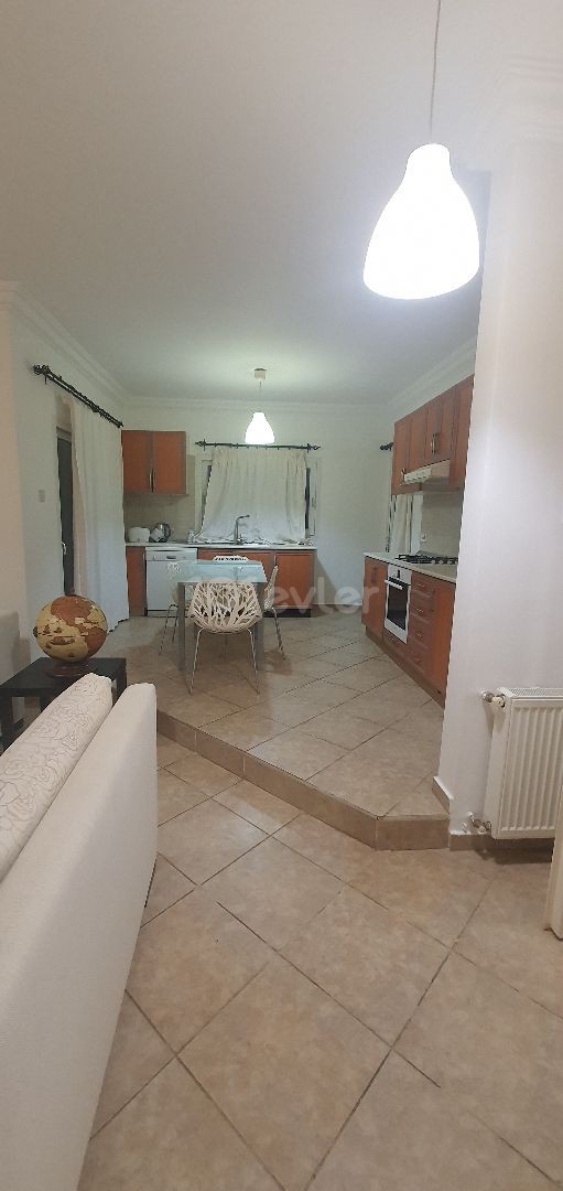 Ferienhaus zur kurzfristigen Vermietung täglich wöchentlich oder monatlich auf dem Gelände mit Pool in Kyrenia Edremitte..1 Tag 100stg ,2 Tage 85stg ,3 Tage 75stg, ** 