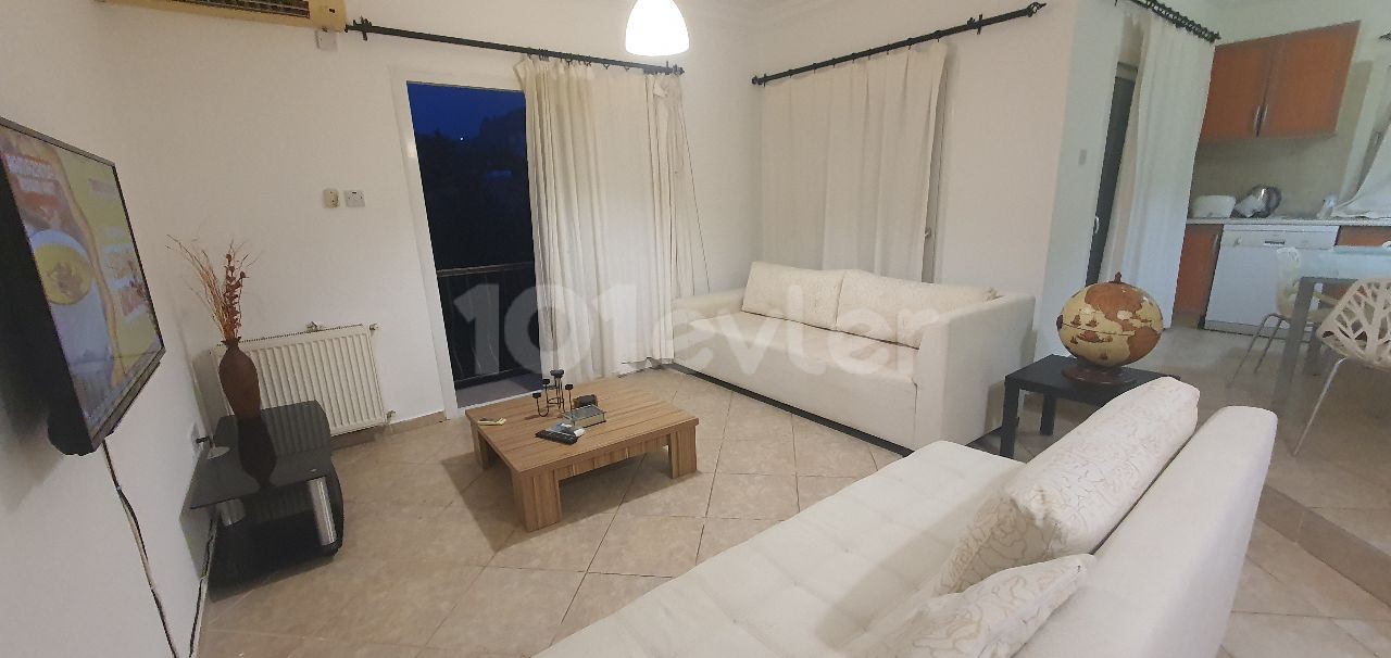 Ferienhaus zur kurzfristigen Vermietung täglich wöchentlich oder monatlich auf dem Gelände mit Pool in Kyrenia Edremitte..1 Tag 100stg ,2 Tage 85stg ,3 Tage 75stg, ** 