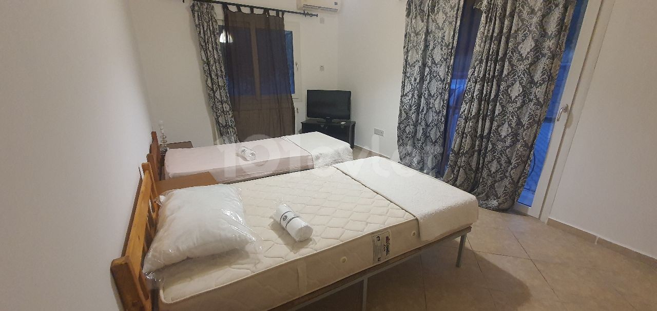 Ferienhaus zur kurzfristigen Vermietung täglich wöchentlich oder monatlich auf dem Gelände mit Pool in Kyrenia Edremitte..1 Tag 100stg ,2 Tage 85stg ,3 Tage 75stg, ** 