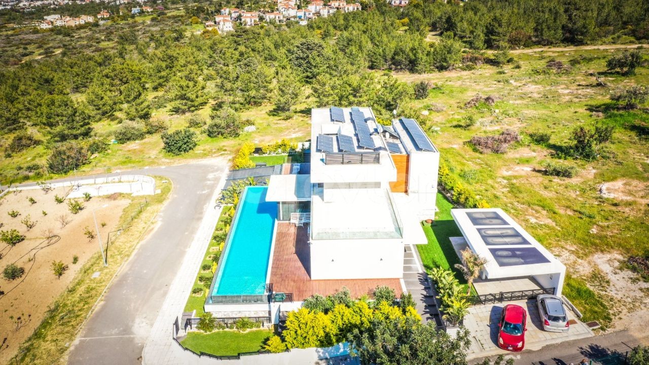 Girne Çatalköy Luxery disingned 4 bedroom villa with pool and great sea& mauntain view.All tax has been payed. Privet land with 1338m2.