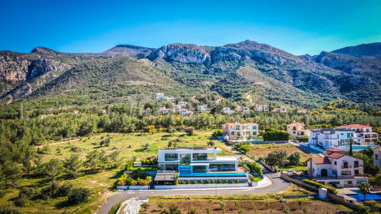 Girne Çatalköy Luxery disingned 4 bedroom villa with pool and great sea& mauntain view.All tax has been payed. Privet land with 1338m2.