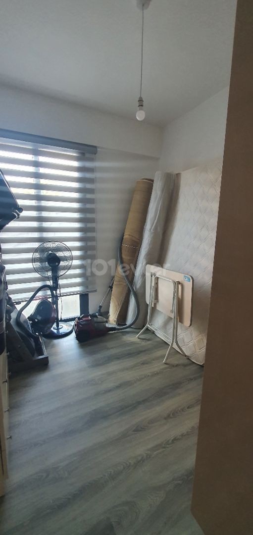 1 im prestigeträchtigen Gebäude des nusmar-marktviertels von Kyrenia. Wohnung mit eigenem überdachten Garage mit Balkon mit zwei Badezimmern WC...Das Zeug... .Steuern bezahlt. ** 